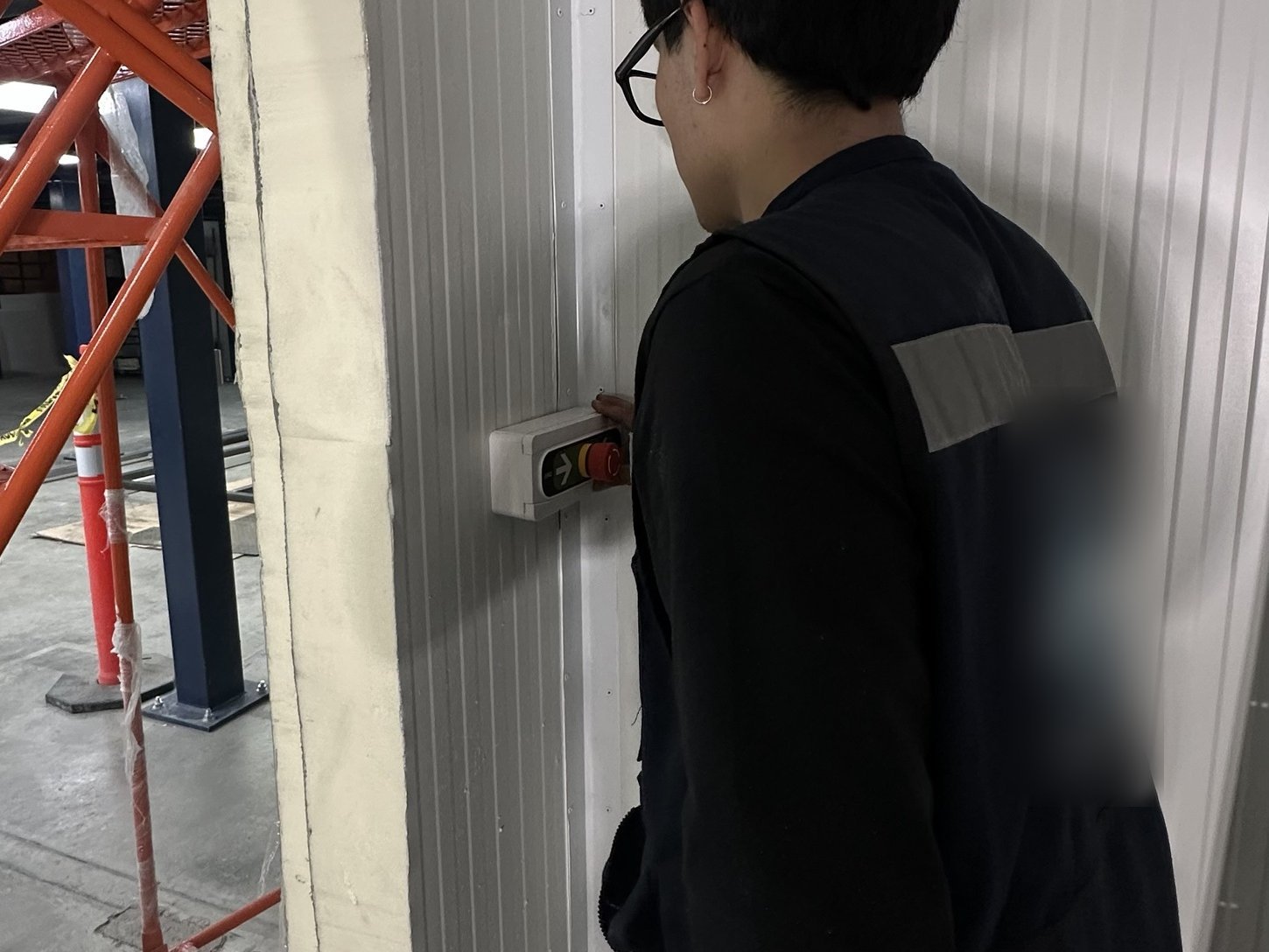 Prueba de botón de alarma en acceso de cámara de refrigeración
