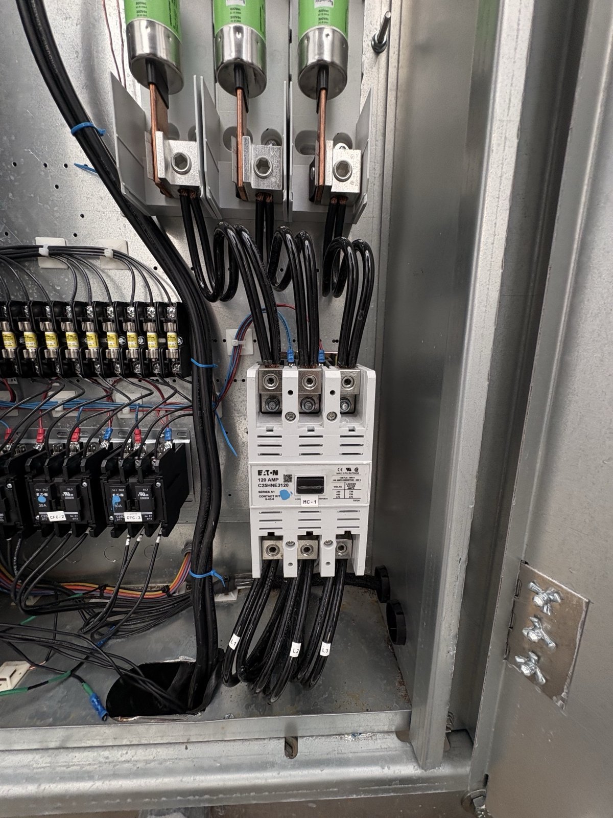 Contactor de 120 A con conductores identificados por fase